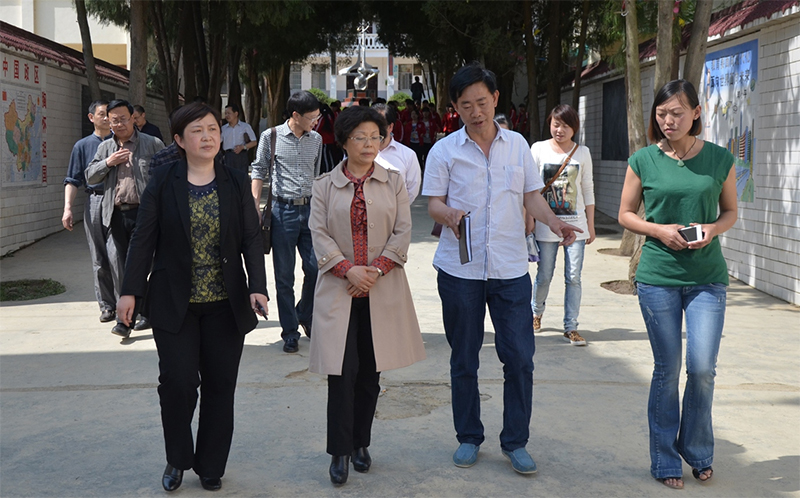 原畢節(jié)市副市長冉霞(左二)、縣政協(xié)主席 安玲（左一）一行來我校調(diào)研